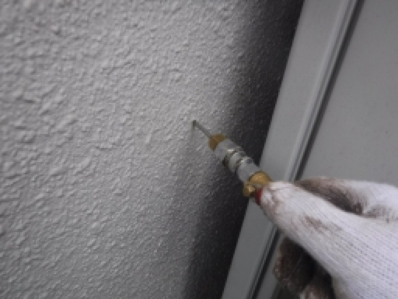 玄関脇の床下から処理ができない部分などは、壁面に小さなピットで穿孔し、薬剤を流し込みます。